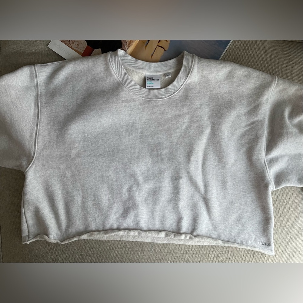 Aritzia TNA Sweatfleece Cozy Fleece Cropped Raw Hem In Light Gray Size 2XL - Picture 5 of 13